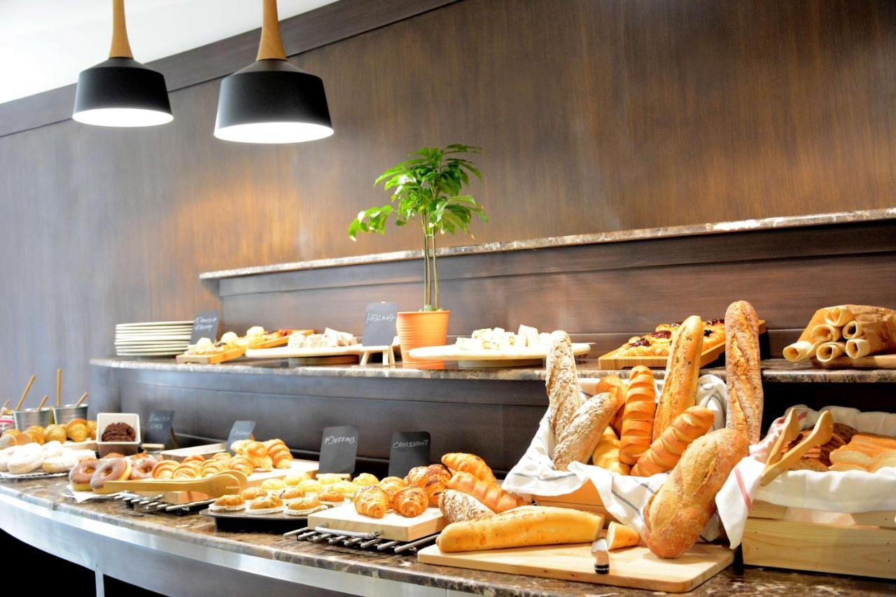 Radisson Blu Resort, Al Khobar Halvmånebugten Eksteriør billede A bread buffet at a hotel