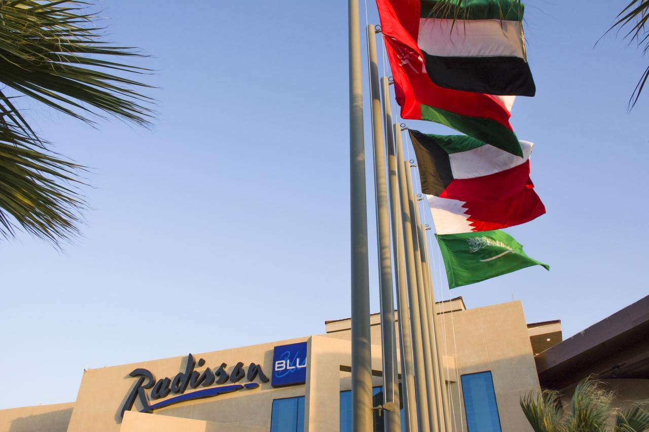 Radisson Blu Resort, Al Khobar Halvmånebugten Eksteriør billede Flags of the six Gulf Cooperation Council nations at a hotel in the United Arab Emirates