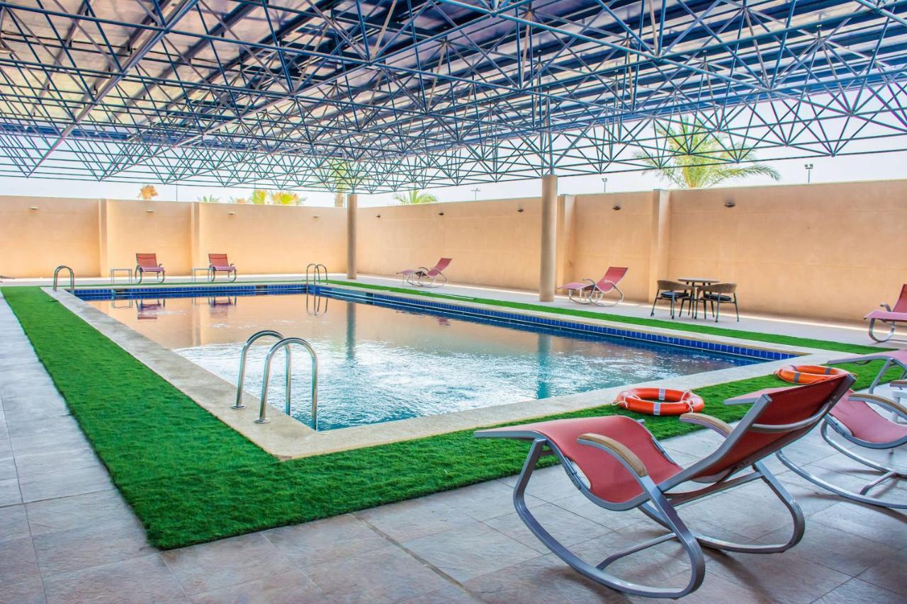 Radisson Blu Resort, Al Khobar Halvmånebugten Eksteriør billede Swimming pool at the hotel