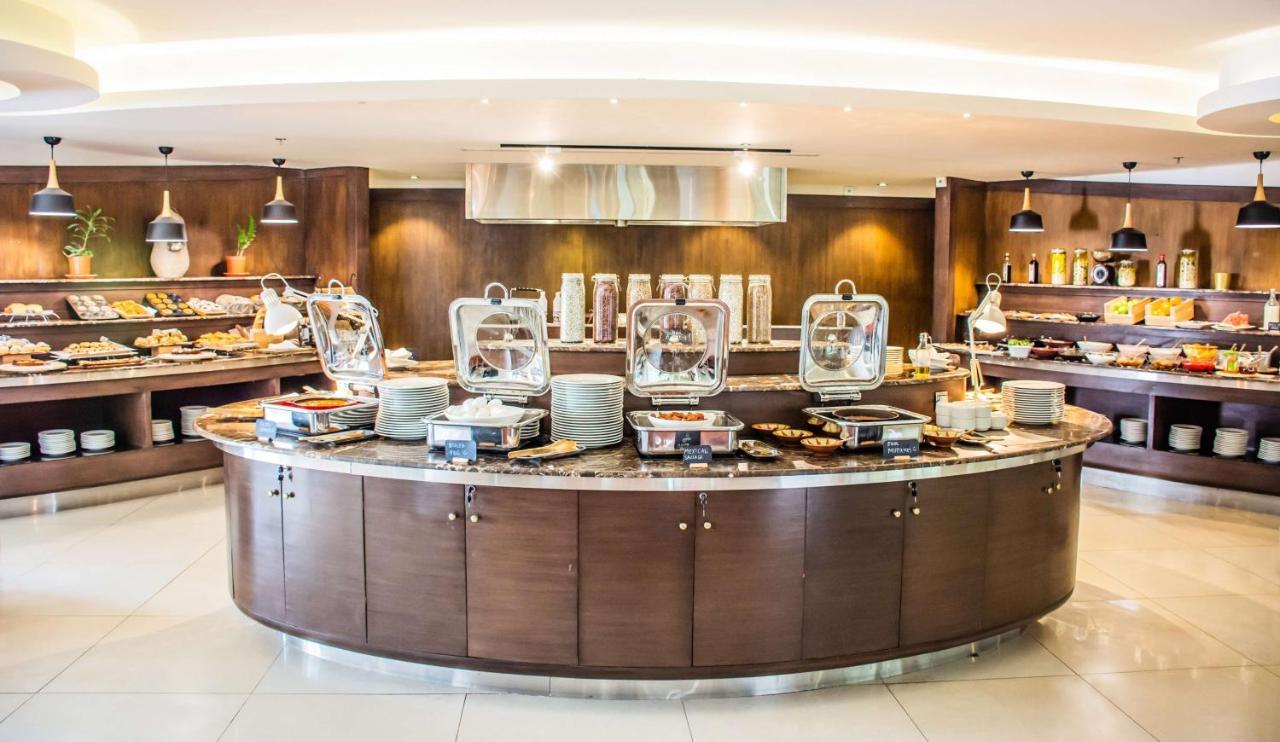 Radisson Blu Resort, Al Khobar Halvmånebugten Eksteriør billede A buffet at a hotel